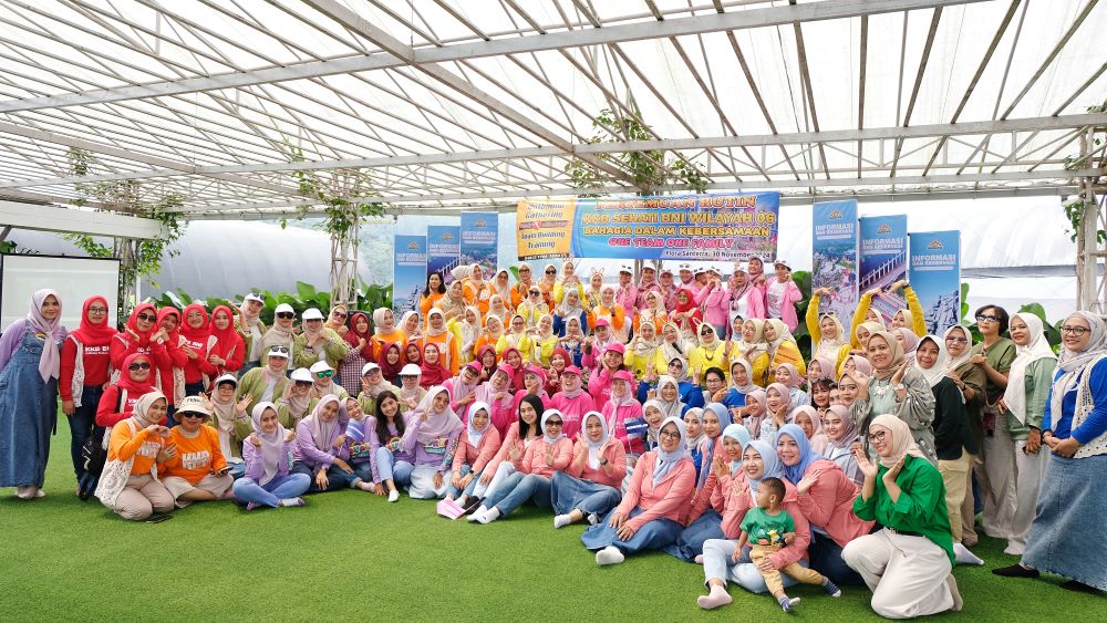 PENUH KEAKRABAN: Anggota KKB Sehati BNI Wilayah 06 menggelar pertemuan rutin yang dikemas dalam outbond dan gathering di Flora Santerra, Kabupaten Malang, Sabtu (30/11).