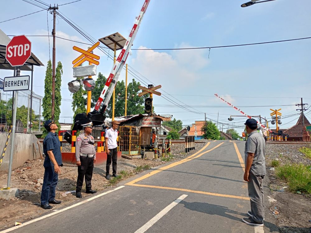 BEROPERASI: Tim Dishub Kota Mojokerto bersama kepolisian saat meninjau perlintasan KA Blooto yang sudah dipasang palang pintu.