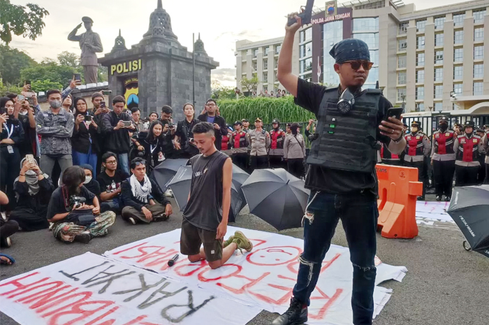 Para pelajar menggelar aksi teatrikal penembakan bentuk protes tewasnya pelajar SMKN 4 Semarang ditembak polisi, Jumat (28/11/2024) sore. radarsemarang