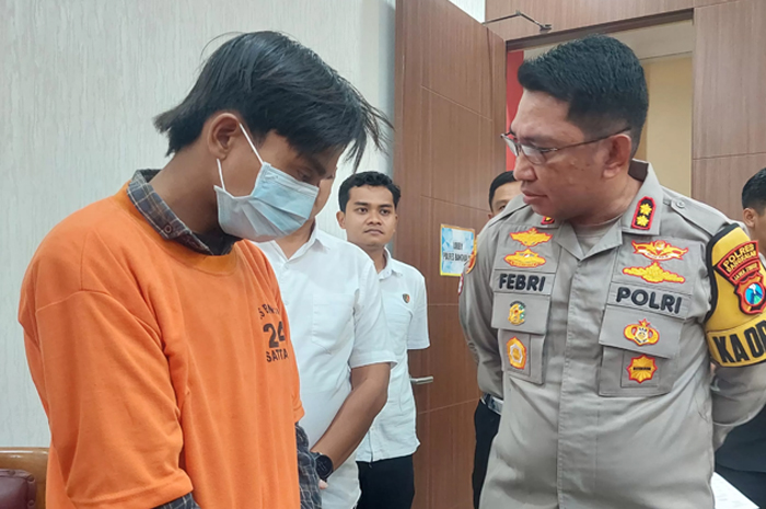 AKBP Febri Isman Kapolres Bangkalan saat mengintrogasi pelaku.