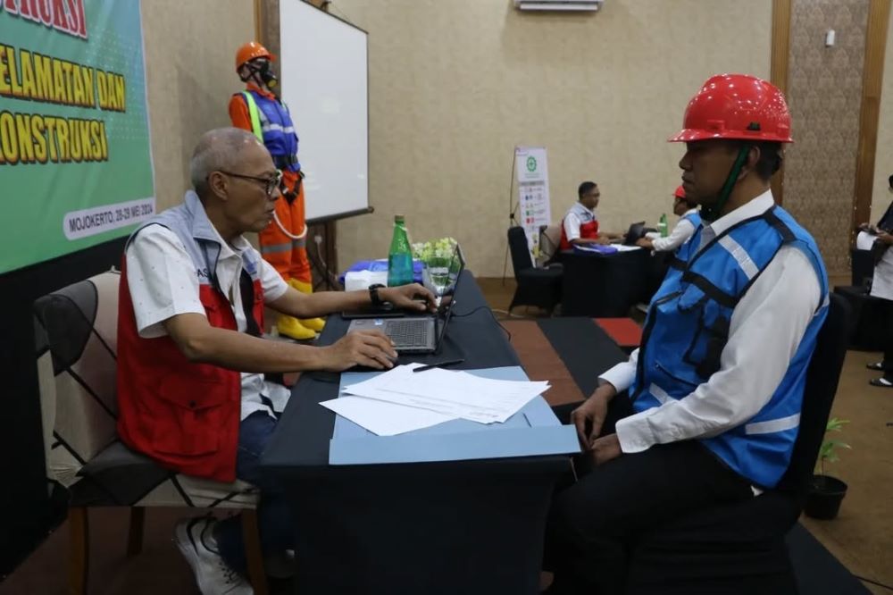 TENAGA ANDAL: Sejumlah tenaga kerja saat mengikuti pembekalan dan sertifikasi tenaga kerja konstruksi yang digelar DPUPR Perakim Kota Mojokerto.