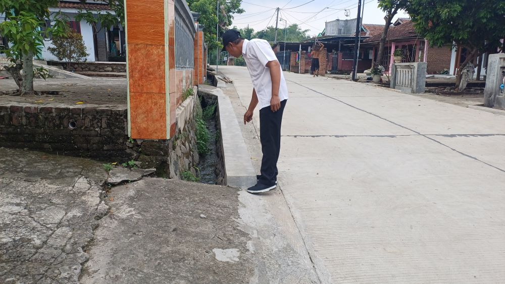 AMAN: Rohmad Sekretaris Desa Banjartanggul sedang mengecek drainase a di Dusun Tanggul.