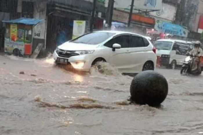 Kondisi salah satu ruas jalan di Sukabumi yang dilanda banjir.