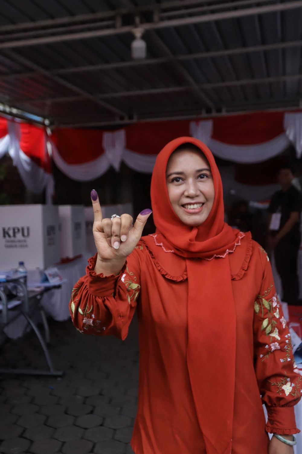 UNGGUL: Ika Puspitasari menyalurkan hak suaranya di TPS 02 Lingkungan Suronatan, Kelurahan/Kecamatan Magersari, pada Pilwali Mojokerto 2024, Rabu (27/11).