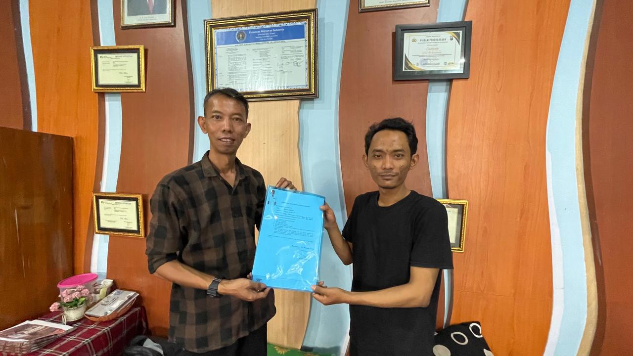 RESMI MENDAFTAR: Moch. Chariris saat menyerahkan berkas pencalonan ketua PWI Mojokerto periode 2024-2027 kepada panitia di Sekretariat PWI Mojokerto, Rabu (4/12).