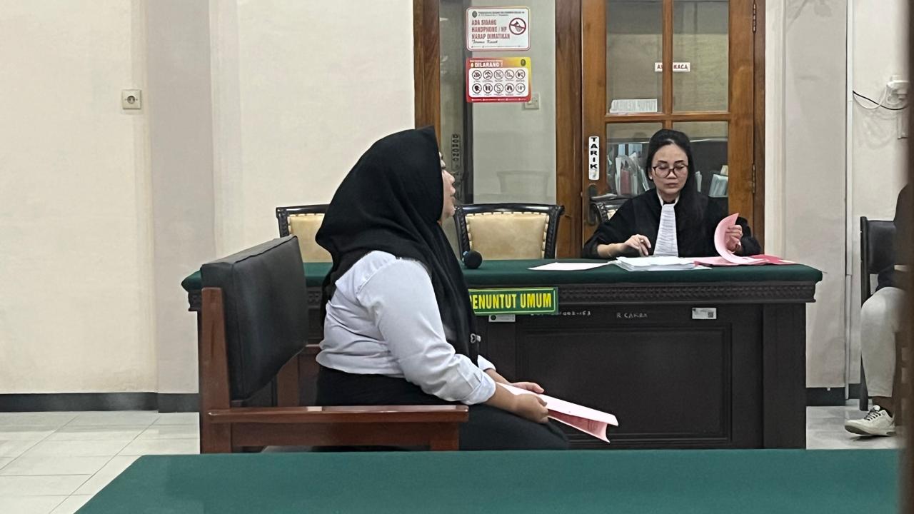 PESAKITAN: Bharllevina Siantica Caillycant alias Cece Vina duduk di kursi pesakitan setelah kasus penipuan dan penggelapan yang menjeratnya bergulir di Pengadilan Negeri Mojokerto.