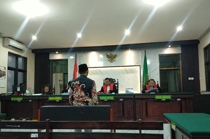 DIJATUHI HUKUMAN: Kades Randuharjo Kecamatan Pungging Edo Yudha Arista mendengarkan amar putusan yang dibacakan majelis hakim di Pengadilan Negeri Mojokerto, Rabu (4/12).