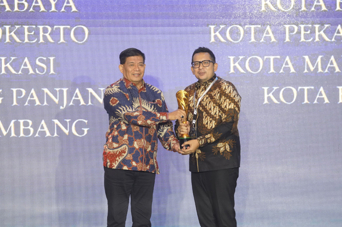 MEMBANGGAKAN: Wakil Rektor Bidang Administrasi IPDN Jatinangor Rizari Azhar menyerahkan Penghargaan Kota Terinovatif kepada Pj Wali Kota Mojokerto Moh. Ali Kuncoro pada penganugerahan IGA.