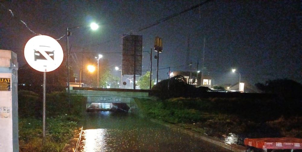 PENUH AIR: Kondisi underpass di kawasan Jalan Benteng Pancasila, Kota Mojokerto tak bisa dilalui akibat terendam banjir tadi malam (5/12).