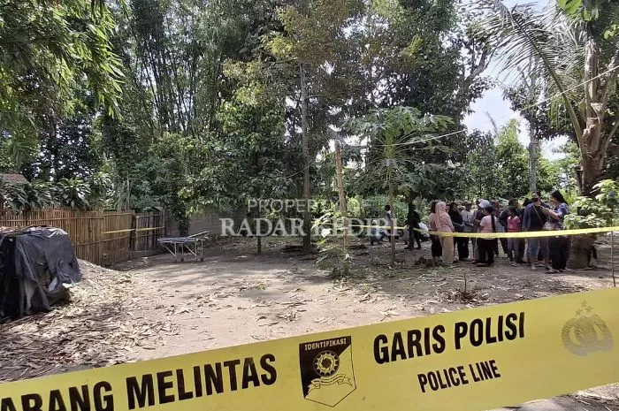Tiga orang meninggal dunia dan satu kritis. Polisi menduga kasus pembantaian ini akibat perampokan.