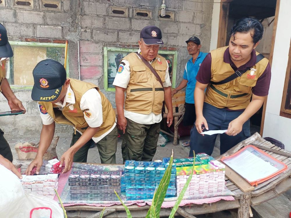 MELANGGAR: Petugas gabungan Satpol PP Kabupaten Mojokerto dan Kantor Bea dan Cukai Sidoarjo mengamankan sejumlah rokok ilegal yang dijual bebas.