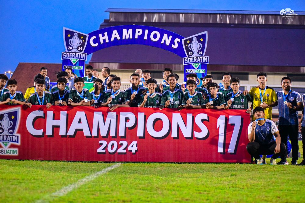 BERKUALITAS: Tim Mojosari Putra U-17 menjadi runner-up Piala Soeratin 2024 usai tampil di final melawan Persedikab Kediri U-17, di lapangan Thor Surabaya, Kamis (5/12).