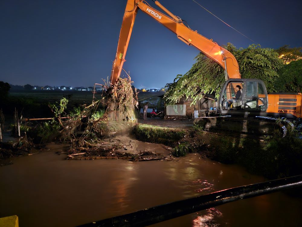 GERAK CEPAT: Dinas PUPR Kabupaten Mojokerto menurunkan alat berat untuk mengevakuasi tumpukan sampah kiriman di berbagai aliran sungai di wilayah kabupaten sebagai langkah antisipasi bencana, Jumat.