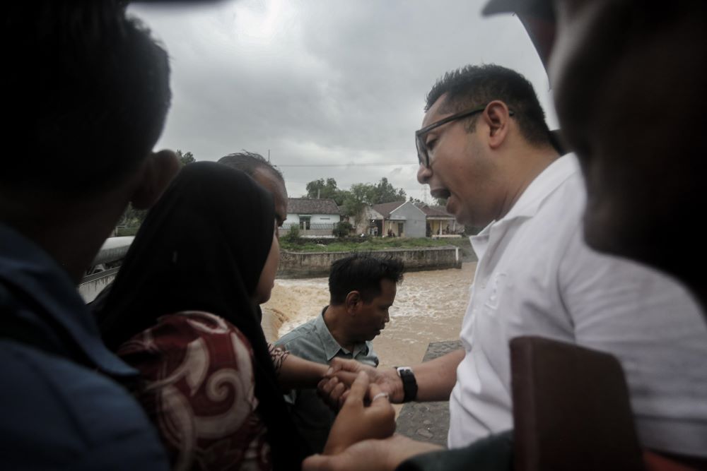 DIEVAKUASI: Pj Wali Kota Mojokerto saat mendatangi tempat kejadian perkara tenggelamnya siswa SMP asal Kecamatan Kranggan di aliran sungai Desa Mliriprowo, Tarik, Sidoarjo, Jumat (6/12).