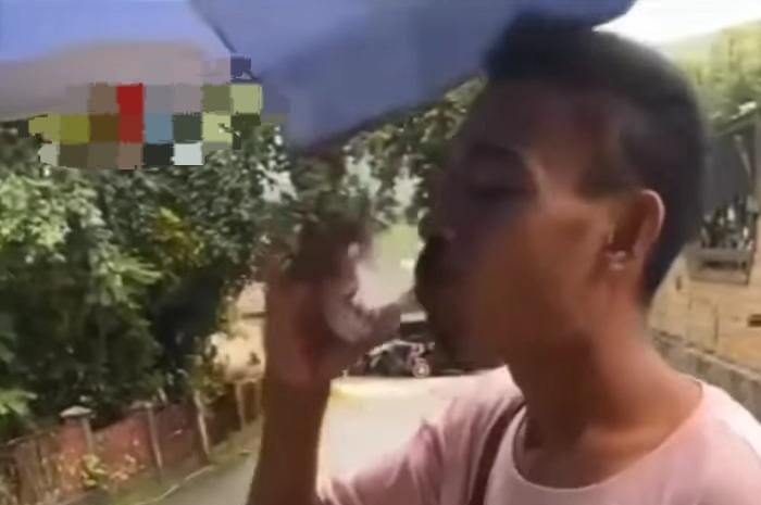 Pedagang pentol dipaksa minum miras oleh para pemuda@Instagram Y**