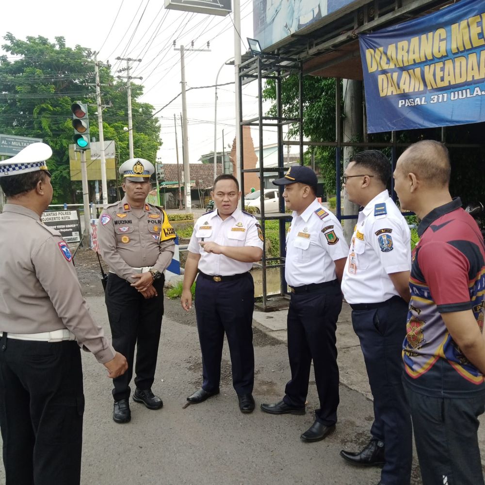 DIUBAH: Stakeholder pengelola lalu lintas saat meninjau perubahan fase nyala lampu di simpang empat Sekar Putih, Kota Mojokerto.
