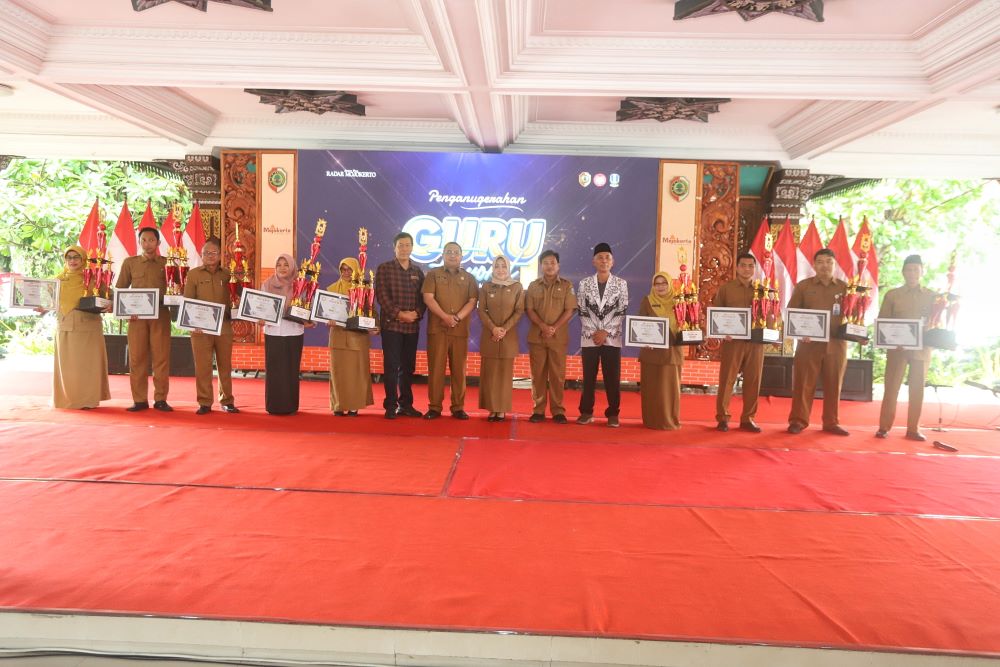 KOLABORASI: Para peraih juara Guru Favorit 2024 bersama Direktur Jawa Pos Radar Mojokerto M. Nur Kholis, Kepala Dinas Pendidikan Kabupaten Mojokerto Ludfi Ariyono, Bupati Ikfina Fahmawati.