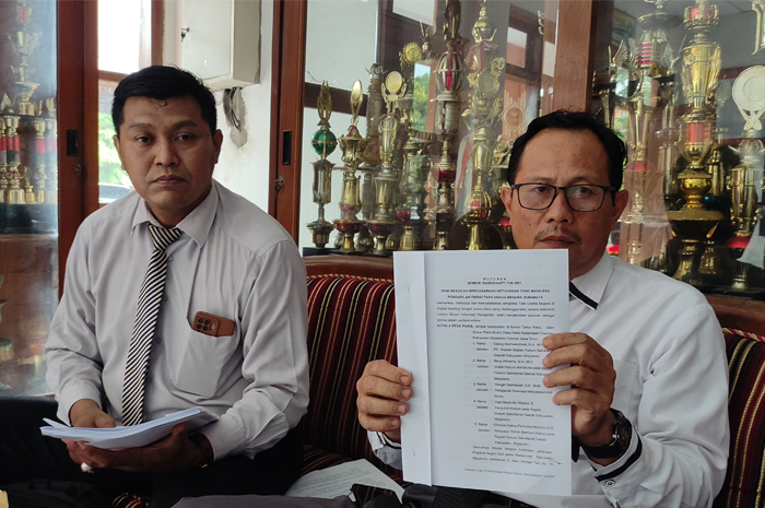 Dua kuasa hukum Heru Sutrisno saat mengirim surat tembusan ke DPMD Kabupaten Mojokerto, Senin (9/12).