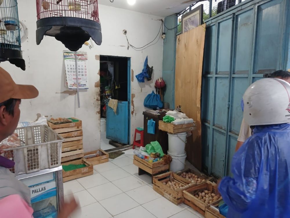 TERKEREK: Pedagang telur ayam di Pasar Tanjung Anyar, Kota Mojokerto, melayani pembelinya, kemarin.