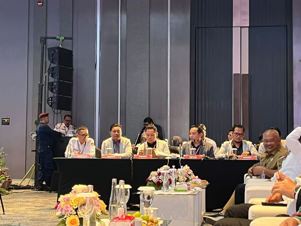 LANCAR: Lima komisioner KPU Kabupaten Mojokerto membacakan hasil rekap Pilbup Mojokerto dan Pilgub Jawa Timur saat rekapitulasi tingkat provinsi di Hotel DoubleTree by Hilton Surabaya kemarin.