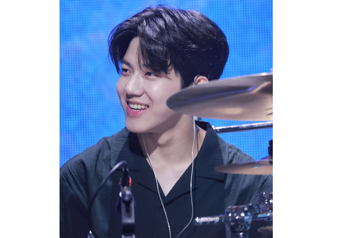 Potret Dowoon, member DAY6 yang didesak keluar grup band (@mwday6)  &nbsp;
