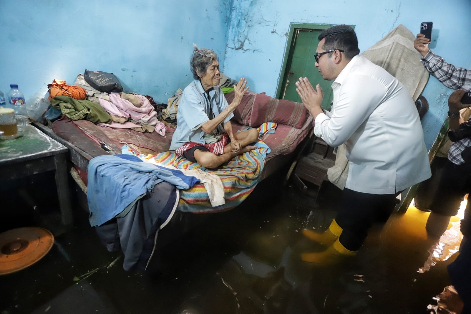 TERDAMPAK: Pj Wali Kota Mojokerto Moh. Ali Kuncoro saat meninjau permukiman yang terendam banjir di Kelurahan Mentikan, Kecamatan Prajurit Kulon, Selasa (10/12).&nbsp;