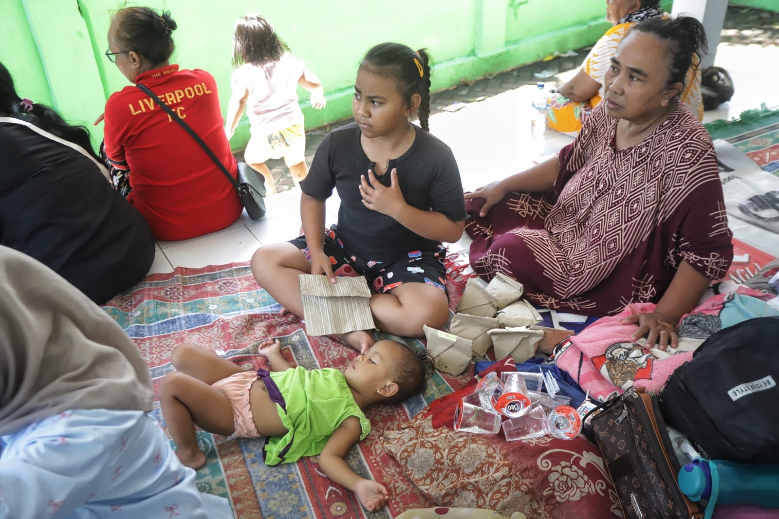 DIEVAKUASI: Sejumlah warga terdampak banjir mengungsi di masjid di Lingkungan Cakarayam Baru, Kelurahan Mentikan, Kecamatan Prajurit Kulon, Kota Mojokerto, Selasa (10/12).&nbsp;