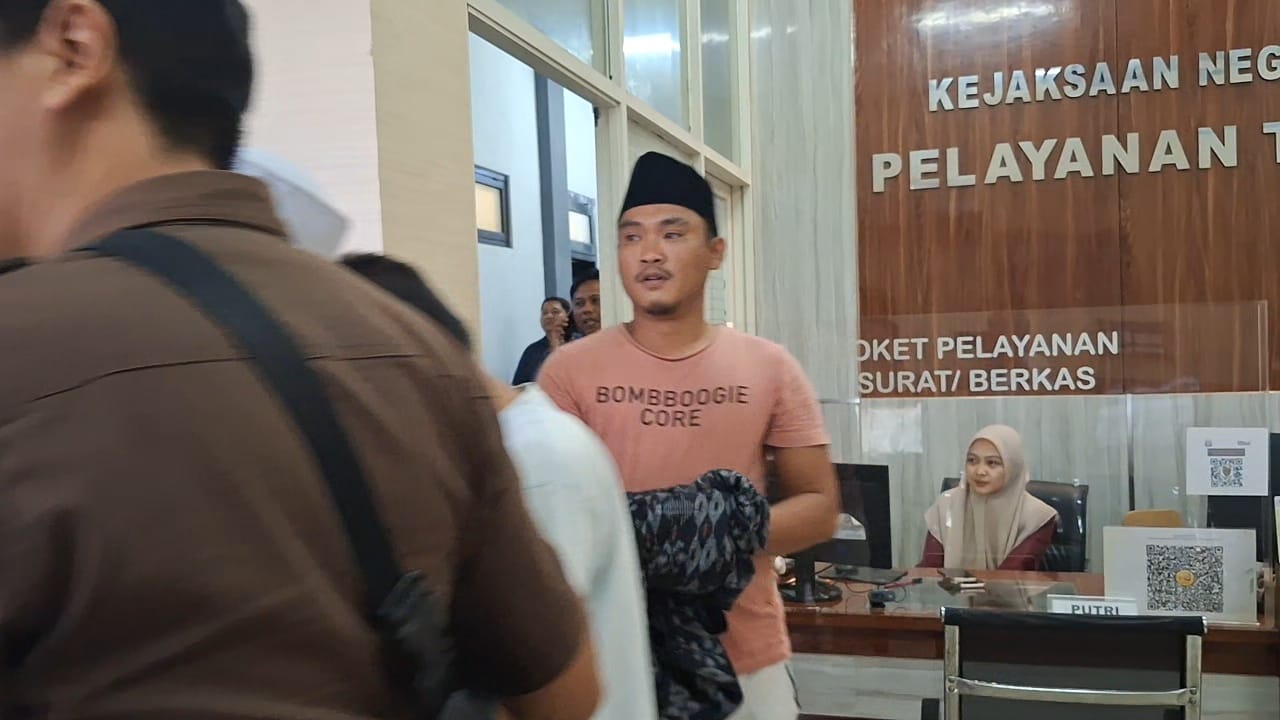TERPIDANA: Kades Randuharjo Edo Yudha Arista dijebloskan ke Lapas Kelas II B Mojokerto setelah dieksekusi Kejari Kaupaten Mojokerto, Selasa (10/12).