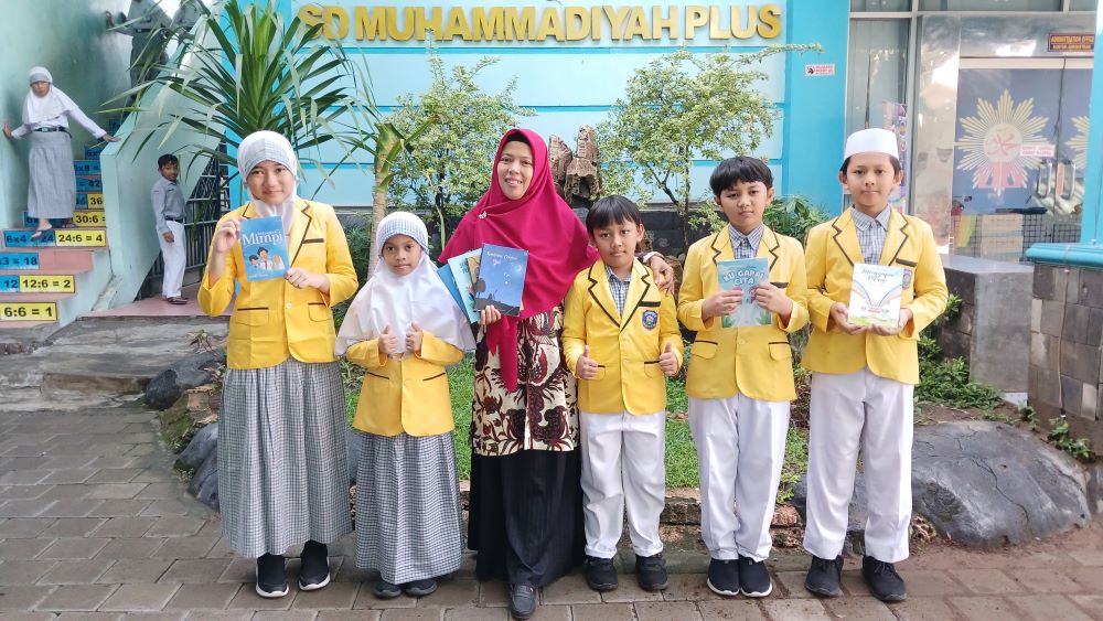 CINTA LITERASI: SD Muhammadiyah Plus Kota Mojokerto menelurkan karya berupa buku antologi puisi karya siswa dan kepala sekolah.