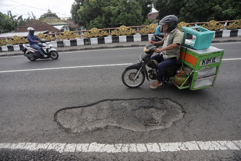 MEMBAHAYAKAN: Sejumlah titik di ruas Jembatan Gajah Mada, Kota Mojokerto yang akan ditambal sulam karena berlubang, kemarin (11/12).