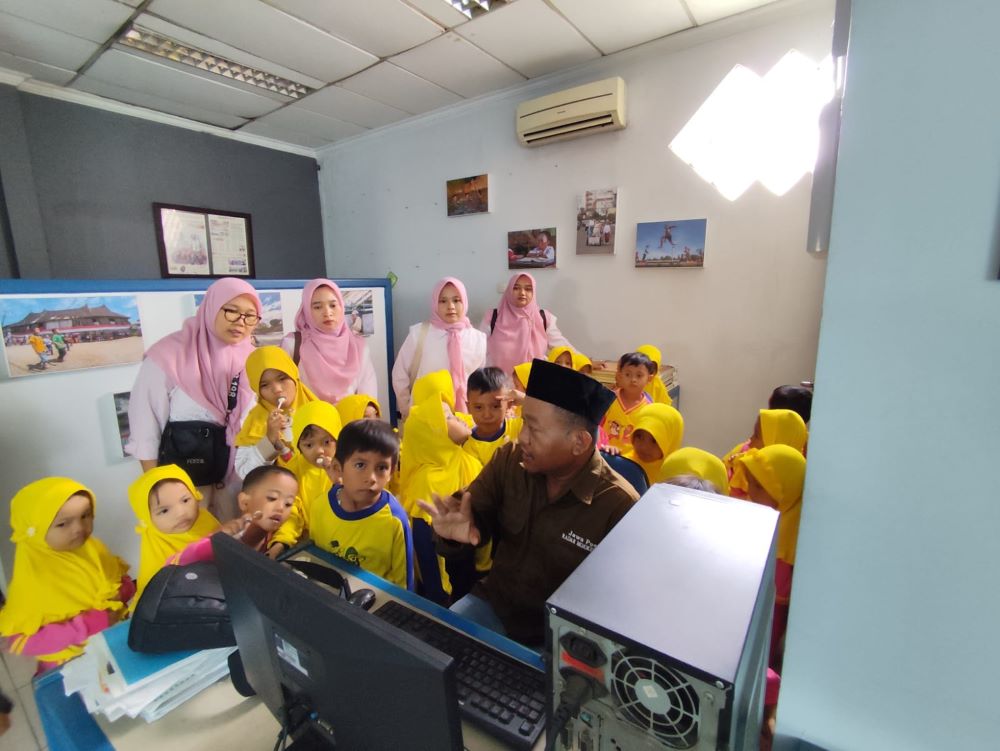 CERIA: Siswa RA Al-Husna, Desa Parengan, Kecamatan Jetis didampingi sebagian wali murid dan guru belajar mengenal teknologi dan informasi ke kantor Jawa Pos Radar Mojokerto, Rabu (11/12).