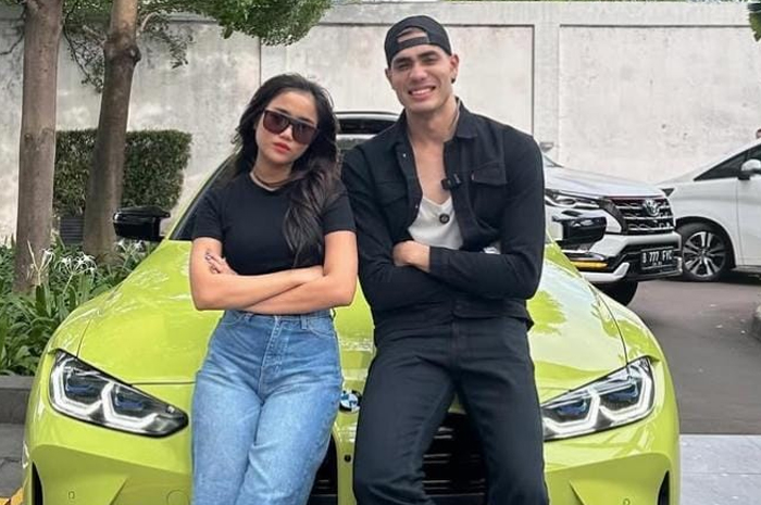 Foto bersama antara Fuji dengan Aisar di depan mobil BMW kuning@Instagram Aisar Khaled