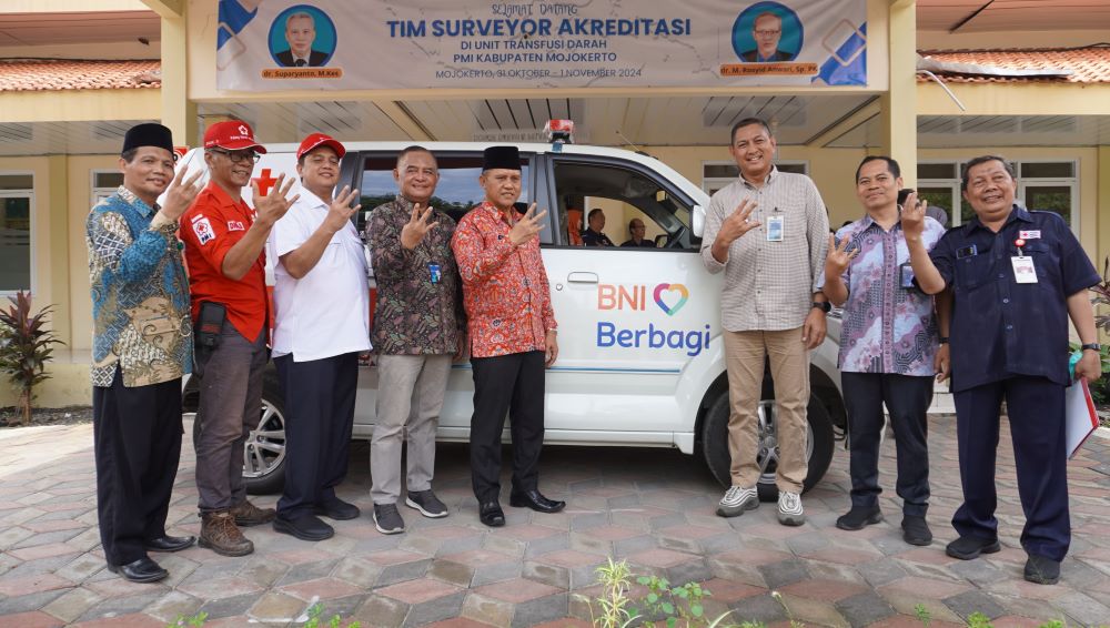 RESPONSIF: Ketua PMI Kabupaten Mojokerto Teguh Gunarko menerima bantuan mobil ambulans dari BNI Mojokerto.