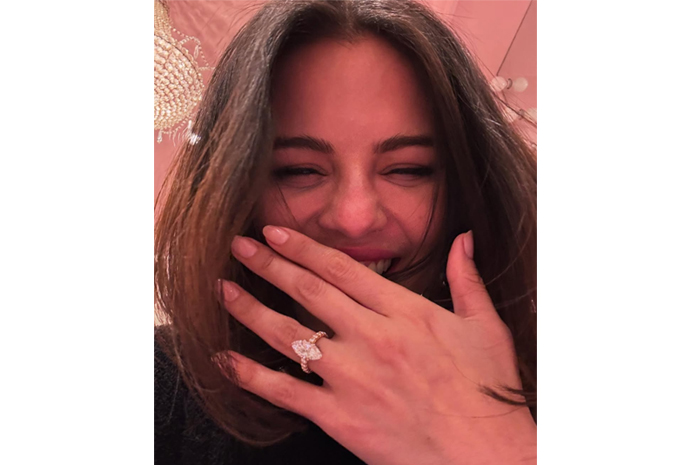 Potret mesra Selena Gomez dan Benny Blanco sambil pamer cincin baru&nbsp;&nbsp;&nbsp; (@selenagomez)