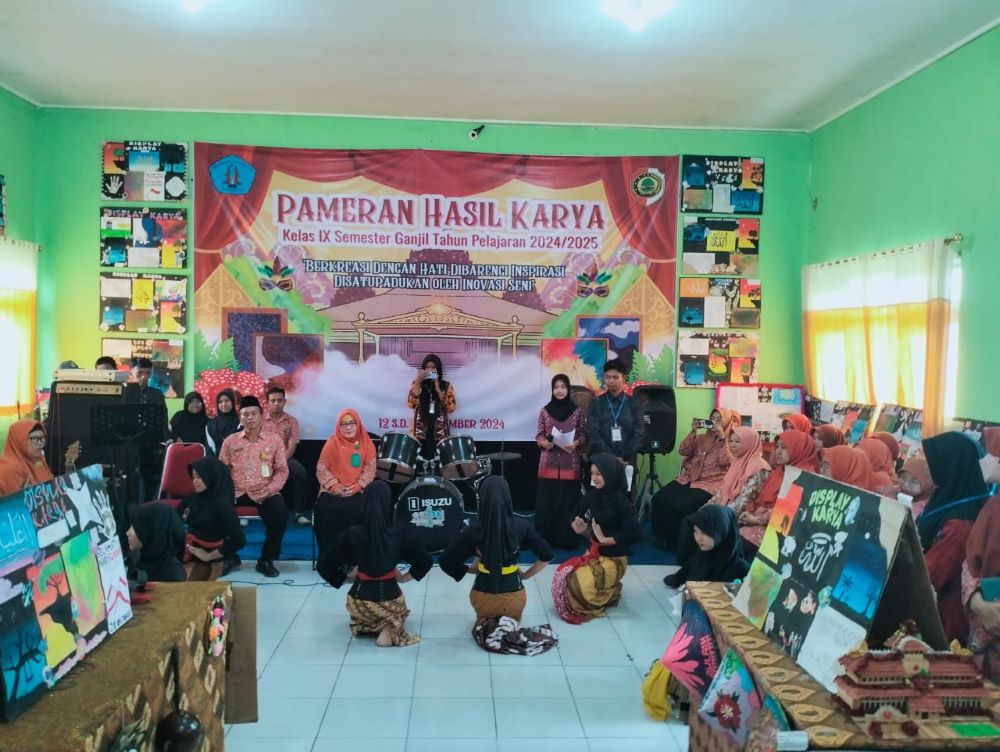 PUNCAK ACARA: Siswa SMPN 1 Trowulan menampilkan beragam kesenian dan karya seni dalam pamer hasil karya P5, Kamis (12/12).