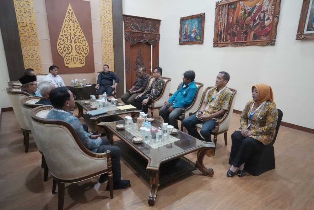 KESEPAKATAN: Pj Wali Kota Mojokerto Moh. Ali Kuncoro saat menemui Depeko Mojokerto terkait hasil rekomendasi usulan UMK 2025 untuk diusulkan ke Pemprov Jatim, Kamis (12/12).