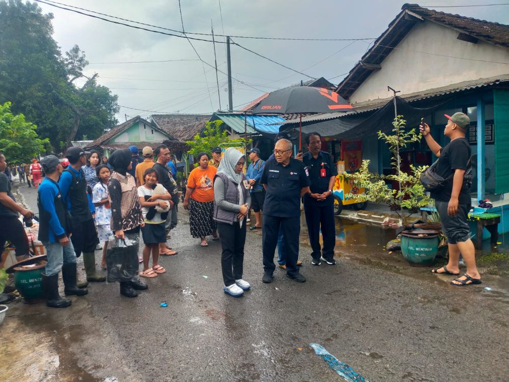 PEDULI: Ketua PMI Kota Mojokerto Ika Puspitasari bersama Ketua Bidang Penanggulangan Bencana PMI Provinsi Jatim Eddy Indrayana meninjau lokasi terdampak banjir di Kelurahan Metikan, Kamis (12/12).