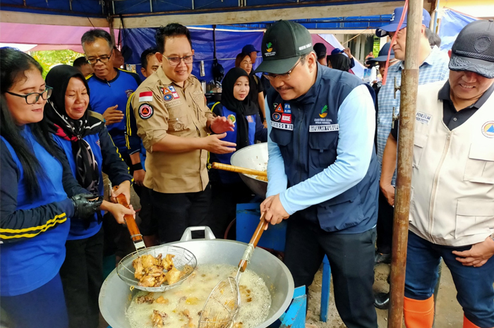DAPUR UMUM: Menteri Sosial Saifullah Yusuf (dua dari kanan) bersama Pj Gubernur Jawa Timur Adhy Karyono (tiga dari kanan) dan Sekdakab Mojokerto Teguh Gunarko (kanan) saat meninjau Posko Bencana.