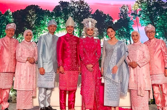 Caption foto: Potret pernikahan resepsi pernikahan Zumi Zola dan Putri Zulhas saat dihadiri oleh Raffi dan Nagita (@putri_zulhas)