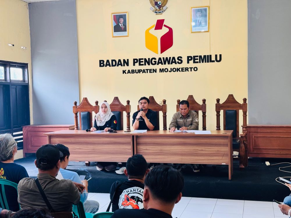 WASPADA: Komisioner Bawaslu Kabupaten Mojokerto menyampaikan indeks kerawanan Pilkada 2024 kepada awak media, Jumat (13/12).