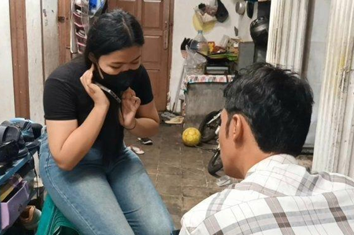 Karyawan toko roti usai mengalami kekerasan hingga mengakibatkan salah satu organ tubuhnya berdarah.