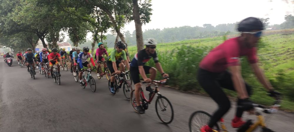 LATBER: Sejumlah pesepeda minitrek saat mengikuti Latber Minirace di Kota Kediri, Minggu (15/12).