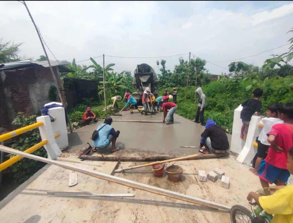 DIPOLES: Jalan Dusun Kedawung Selatan, Desa Bicak dibenahi agar mulus dan memperlancar akses masyarakat setempat.