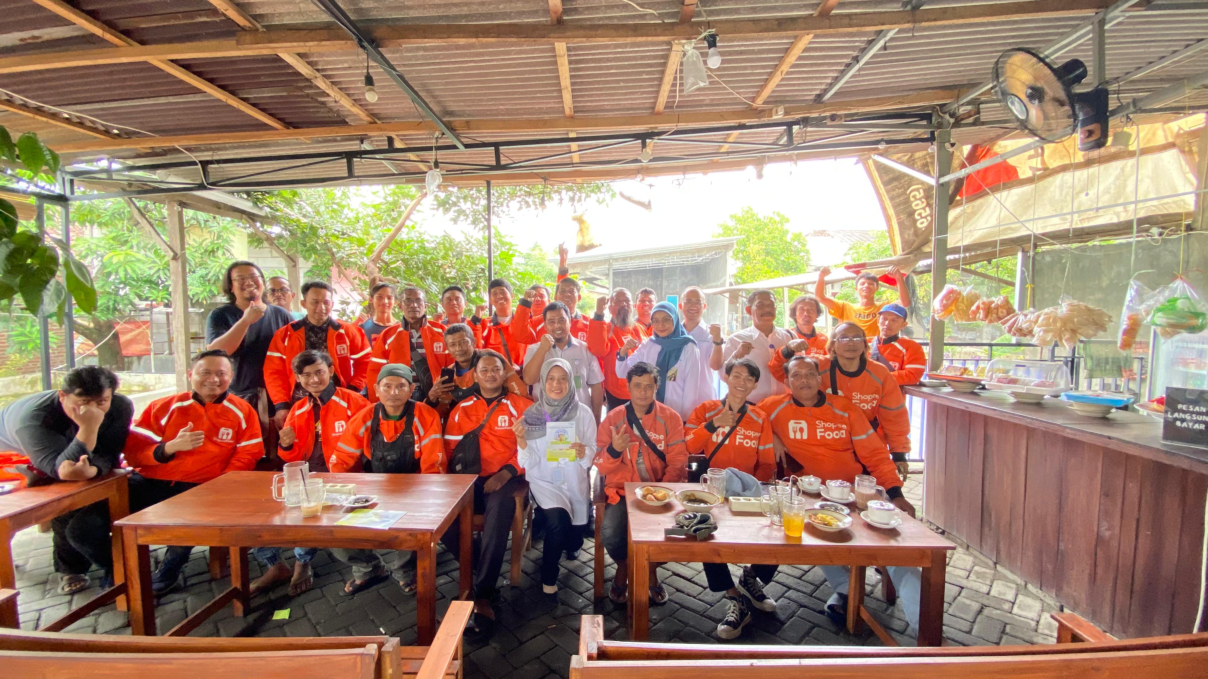 KOPDAR: Warung Tante di Jalan Meri Timur, Lingkungan Kuwung, Kelurahan Meri, Kecamatan Kranggan, Kota Mojokerto ketika dipakai kopdar komunitas.