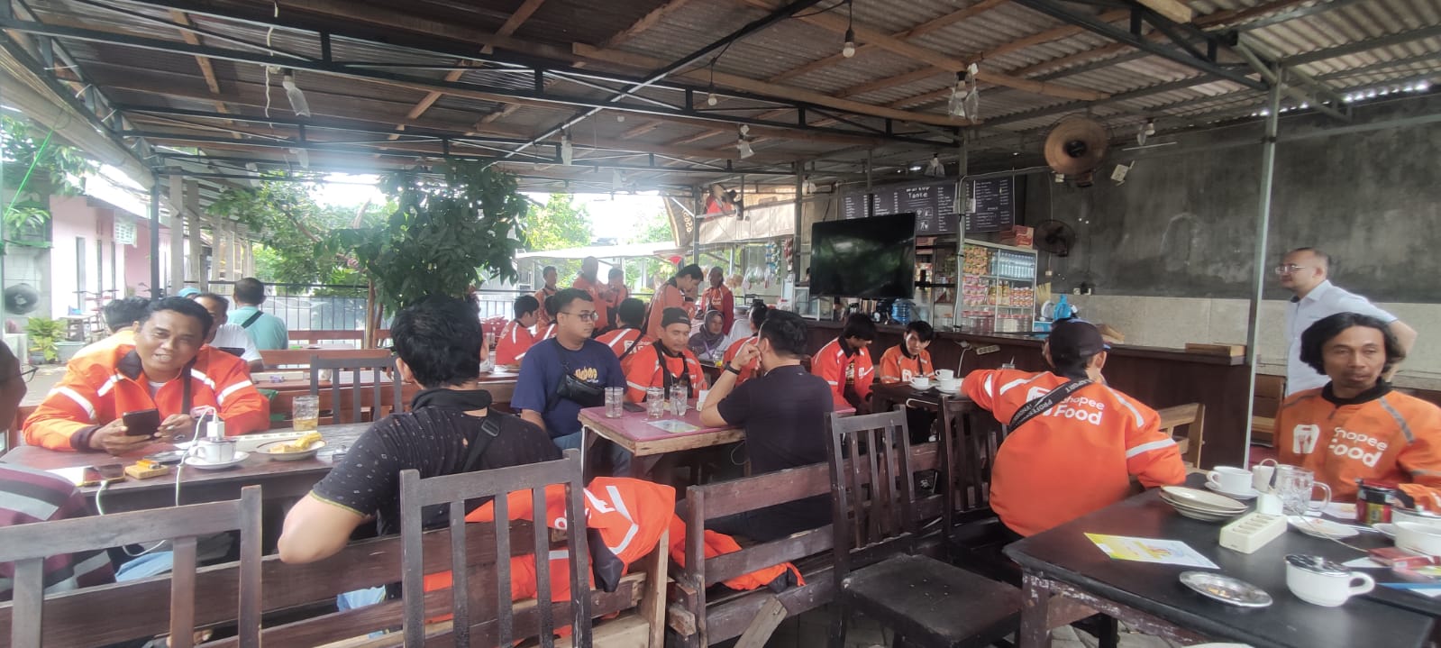 SANTAI: Warung Tante di Jalan Meri Timur, Lingkungan Kuwung, Kelurahan Meri, Kecamatan Kranggan, Kota Mojokerto.