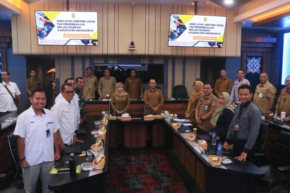 RAKOR: Bupati Ikfina Fahmawati pimpin rakor pelaksanaan high level meeting TPID Kabupaten Mojokerto jelang Nataru di Ruang SBK, bersama perangkat daerah dan instansi terkait, Senin (16/12).