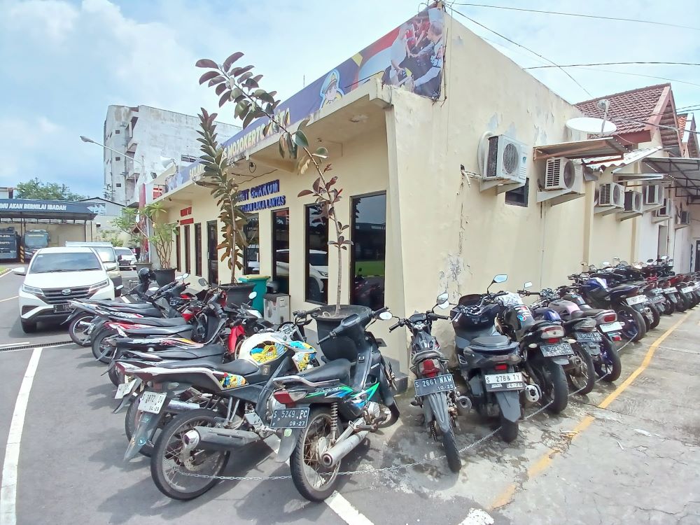 DIKANDANGKAN: Barang bukti motor hasil tilang terparkir di Mapolres Mojokerto Kota, kemarin.