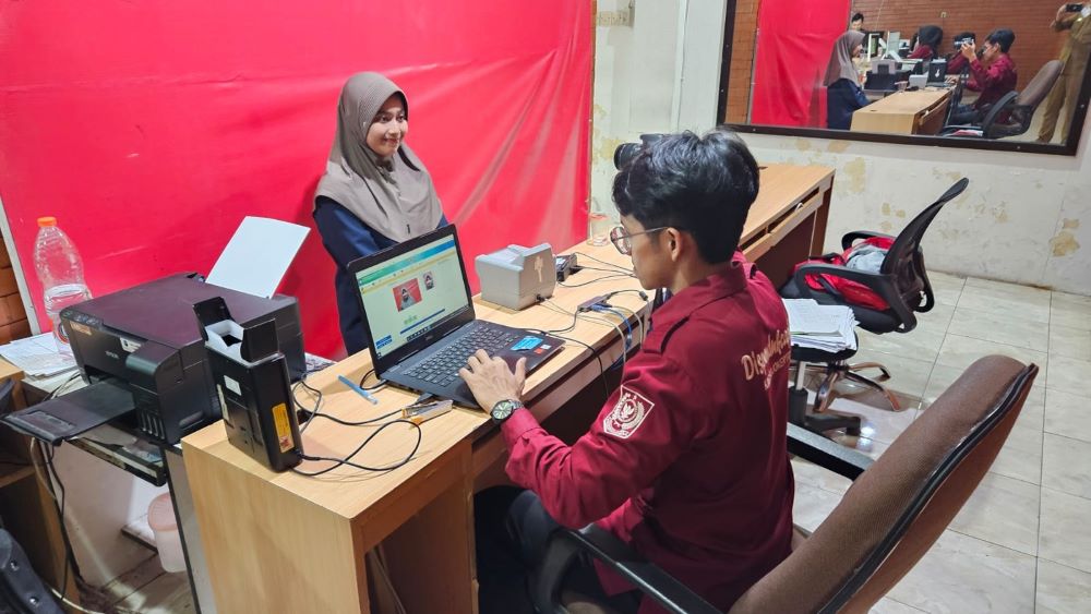 BERLANJUT: Dispendukcapil Kabupaten Mojokerto memastikan pelayanan perekaman e-KTP tetap buka di tengah stok blangko yang menipis.