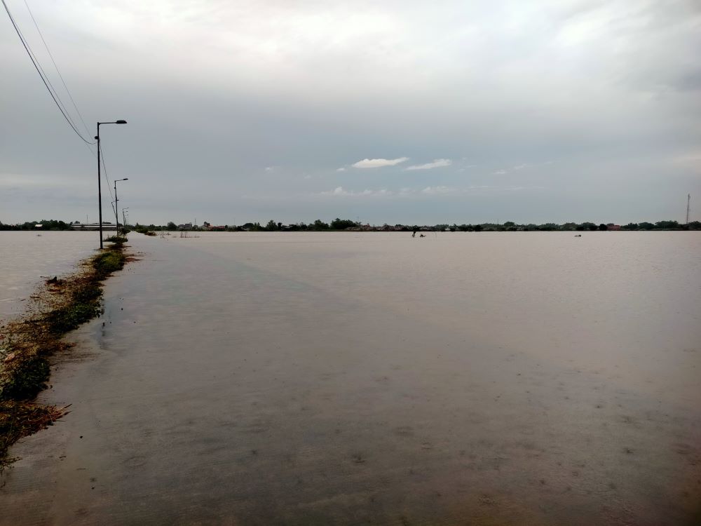 TERDAMPAK: Banjir menggenangi areal persawahan dan jalan penghubung antardesa di perbatasan Desa Mojoranu dan Tempuran, Kecamatan Sooko.