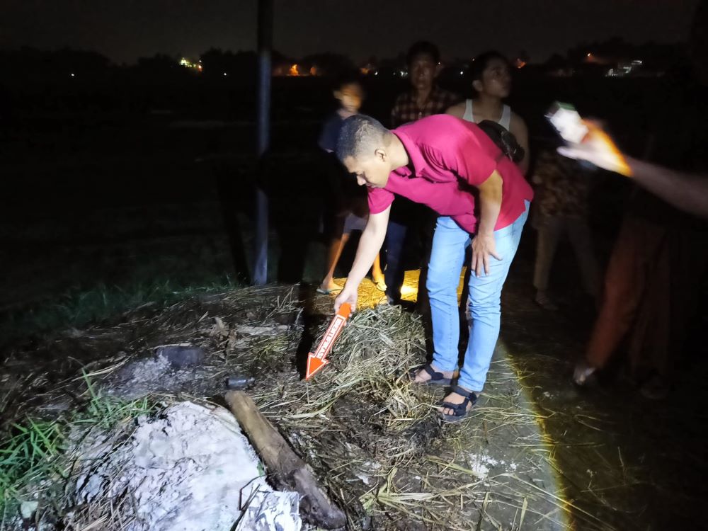 OLAH TKP: Petugas kepolisian melakukan olah TKP aksi curas di Dusun Jelak, Desa Tunggalpager, Kecamatan Pungging, Kabupaten Mojokerto, Senin (16/12) malam.